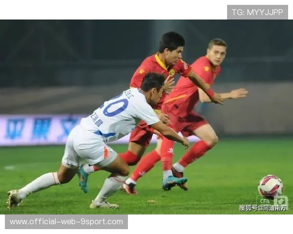 河南队周大地二过一配合顺滑，禁区弧顶推射得手